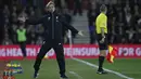 Jurgen Klopp memberikan instruksi seperti menari ke kiper Liverpool Adam Bogdan usai gol Pemain Soton, Sadio Mane pada laga Piala Liga Inggris di Stadion St. Mary's, Southampton, Kamis (3/12/2015) dini hari WIB. (AFP Photo/Adrian Dennis)