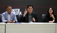 Ketua Umum PSSI, Erick Thohir ditemani wakil ketua umum PSSI 1, Zainudin Amali (kiri) dan wakil ketua umum PSSI 2, Ratu Tisha memberikan keterangan kepada wartawan saat konferensi pers mengenai pembentukan yayasan PSSI dan perwasitan Indonesia di GBK Arena, Senayan, Jakarta, Kamis (22/06/2023). (Bola.com/Bagaskara Lazuardi)