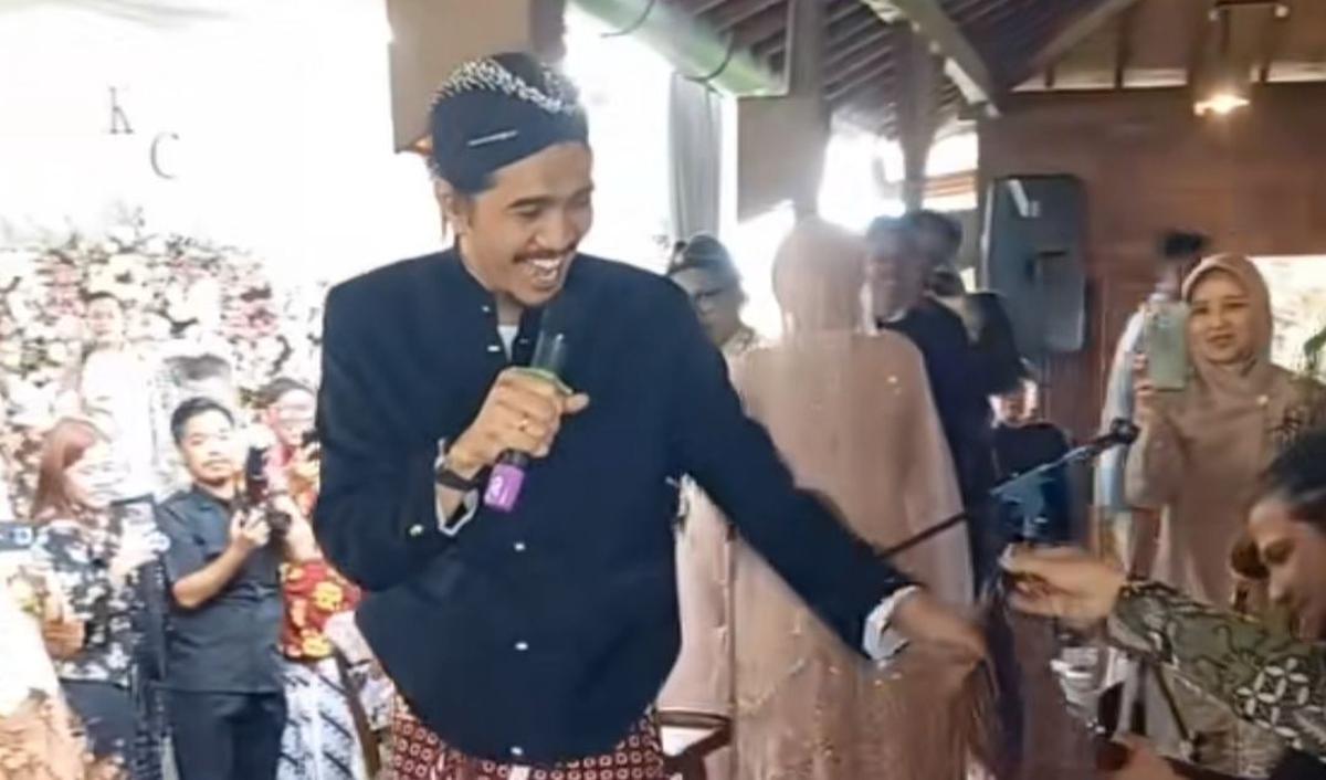Video itu pun langsung menuai banyak komentar dari netizen. Aksi kocak Duta dan Eross langsung mencuri perhatian.<br>