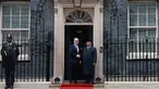 Presiden Republik Indonesia, Prabowo Subianto (kiri) berjabat tangan dengan Perdana Menteri Inggris Keir Starmer di depan 10 Downing Street, di pusat kota London, pada 21 November 2024. (Foto: No10 Downing Street/Kantor PM Inggris)