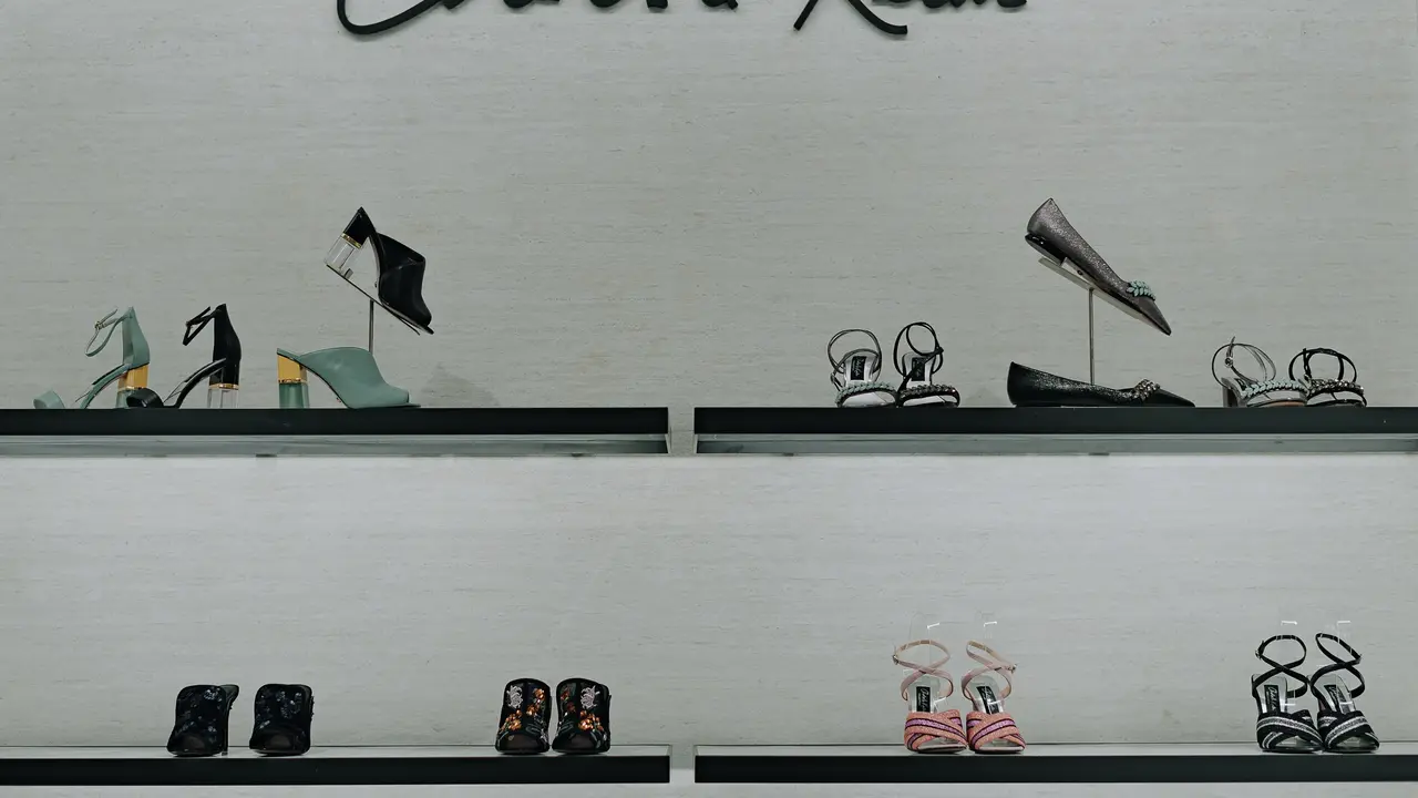 Charles & Keith: Teknologi dan Euforia Perayaan Peran di Masyarakat yang Kompleks