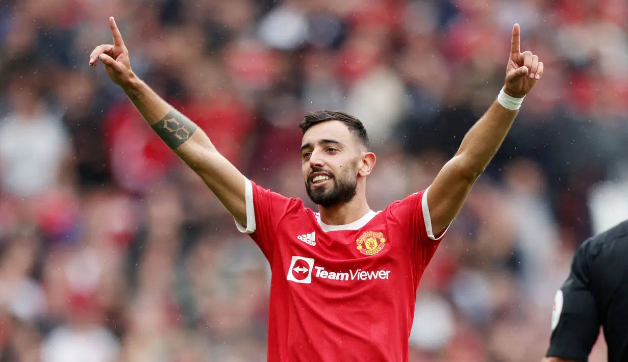 Bruno Fernandes - Pemain bernomor punggung 18 ini menjadi pemain MU paling anyar yang berhasil mencetak hattrick. Bruno sukses memborong tiga gol pada laga perdana Premier League 2021/2022 saat melawan Leeds United. (Foto: AFP/Adrian Dennis)