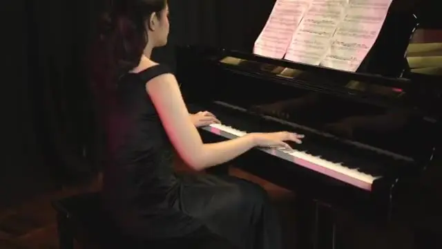 Athaya dan Anya, yang tergabung dalam duo klasik Athayanya menyumbangkan aksinya. Perpaduan piano klasik dan biola mereka mengasilkan bunyi-bunyi yang begitu harmonis diacara Anugerah Perempuan Hebat Indonesia 2021 yang digelar virtual.