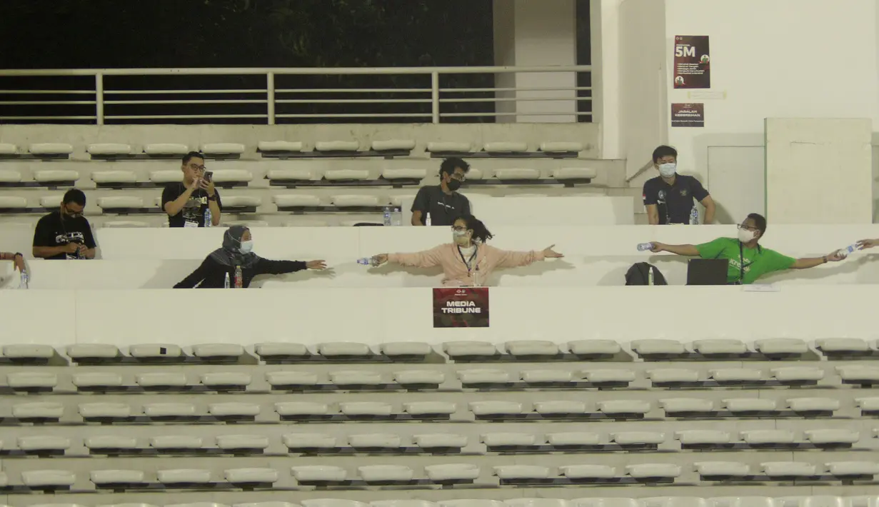Tribun penonton yang diisi pewarta yang mau meliput juga harus memiliki jarak dan harus menyertakan hasil swab antigen di hari yang sama. (Foto: Bola.com/M. Iqbal Ichsan)