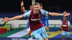 Gelandang West Ham United, Tomas Soucek melakukan selebrasi usai mencetak gol ke gawang Everton dalam laga lanjutan Liga Inggris 2020/21 pekan ke-17 di Goodison Park, Jumat (1/1/2021). West Ham United menang 1-0 atas Everton. (AFP/Peter Byrne/Pool)