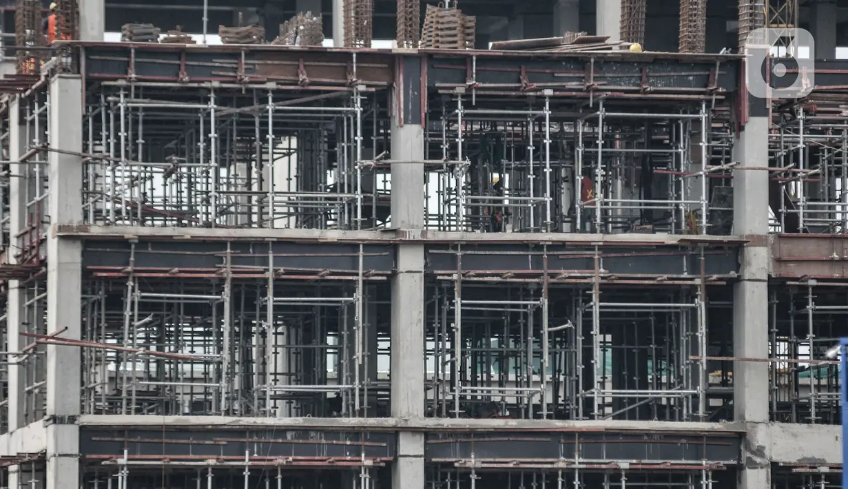 Pekerja saat menyelesaikan proyek pembangunan rumah susun sewa (Rusunawa) Ujung Menteng di Jalan Inspeksi KBT, Jakarta, Kamis (5/11/2020). Rusunawa untuk warga DKI berpenghasilan rendah itu direncanakan memiliki dua tower, terdiri atas 19 lantai dengan total 1.056 unit. (merdeka.com/Iqbal Nugroho)