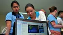 Anggota Indonetwork memberikan pengenalan industri e-commerce pada peserta pelatihan pemberdayaan masyarakat di Jakarta, Selasa (19/1). Indonetwork gelar pelatihan sebagai bentuk kepedulian perkembangan industri di Indonesia. (Liputan6.com/Yoppy Renato)