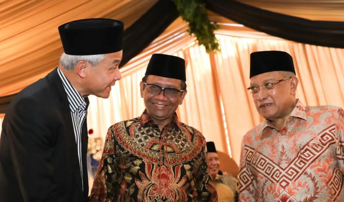 Sumber merdeka.com di koalisi Ganjar membocorkan Cawapres Ganjar menyisakan nama Mahfud. Belakangan, Cawapres Ganjar mengerucut pada dua nama, yakni Mahfud MD dan mantan Gubernur Jawa Timur Khofifah Indar Parawansa.<br>