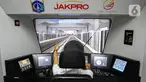 Seorang masinis mengoperasikan simulator kereta Light Rail Vehicle (LRT) Back up Operation Control Centre (BOCC) di Main Control Center (MCC) Depo LRT di Pegangsaan Dua, Kelapa Gading, Jakarta Utara, Kamis (21/12/2023). (Liputan6.com/Faizal Fanani)