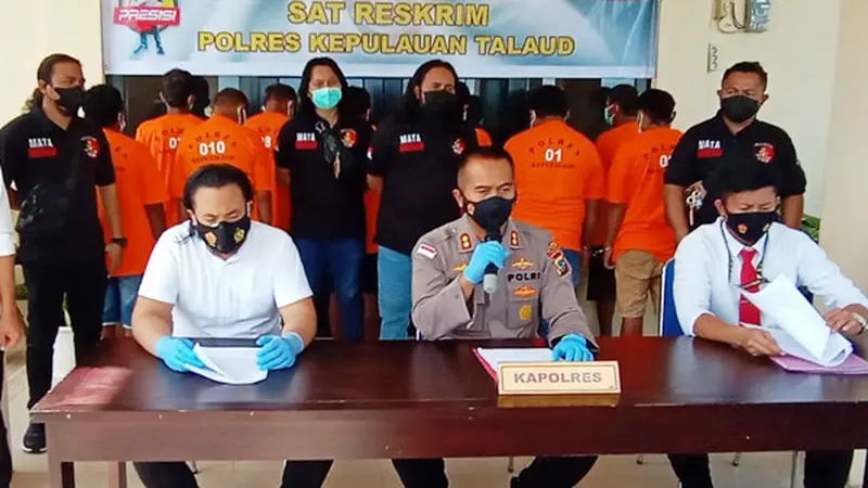 Kapolres Kepulauan Talaud AKBP Alam Kusuma S Irawan didampingi Kasat Reskrim Iptu Ricky Hermawan saat jumpa pers mengungkap kasus pengrusakan kantor camat.