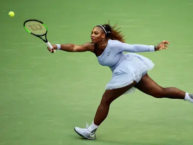 Serena Williams mengembalikan tembakan Kaia Kanepi selama putaran keempat turnamen tenis AS Terbuka di New York, Amerika Serikat, Minggu (2/9). Serena tampil dengan kostum bak penari balet saat bertanding di AS Terbuka. (AP Photo/Andres Kudacki)