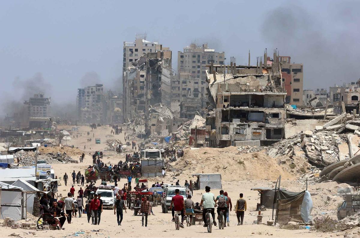 FOTO: Serangan Udara Israel Terus Berlangsung, Warga Mengungsi ke Arah Pantai Kota Gaza