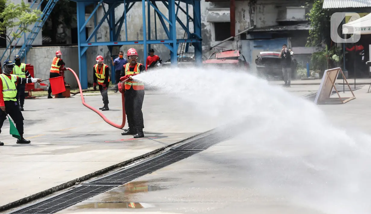 Peserta saat mengikuti Jakarta Fire Safety Challengge (JFSC) tahun 2022 di Lapangan Kantor Dinas Penanggulangan Kebakaran dan Penyelamatan (Gulkarmat), Duri Pulo, Jakarta Pusat, Selasa (9/8/2022). Kegiatan ini diikuti oleh 101 kontingen dari petugas Manajemen Keselamatan Kebakaran Gedung (MKKG) dan Manajemen Keselamatan Kebakaran Lingkungan (MKKL) di wilayah DKI Jakarta. (Liputan6.com/Johan Tallo)