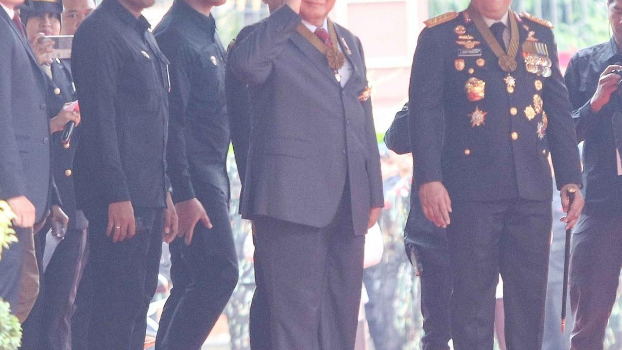 Menteri Pertahanan yang juga Presiden terpilih, Prabowo Subianto, yang didampingi Kapolri Jenderal Pol Listyo Sigit Prabowo, tampak tersenyum dan memberikan hormat seusai penganugerahan tanda kehormatan Bintang Bhayangkara Utama di Ruang Rapat Utama (Rupa
