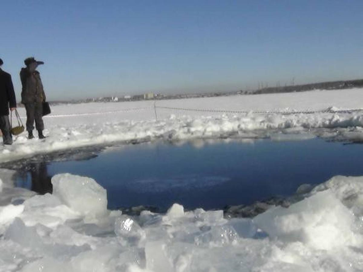 Meteor Rusia yang jatuh membentuk lubang di danau es