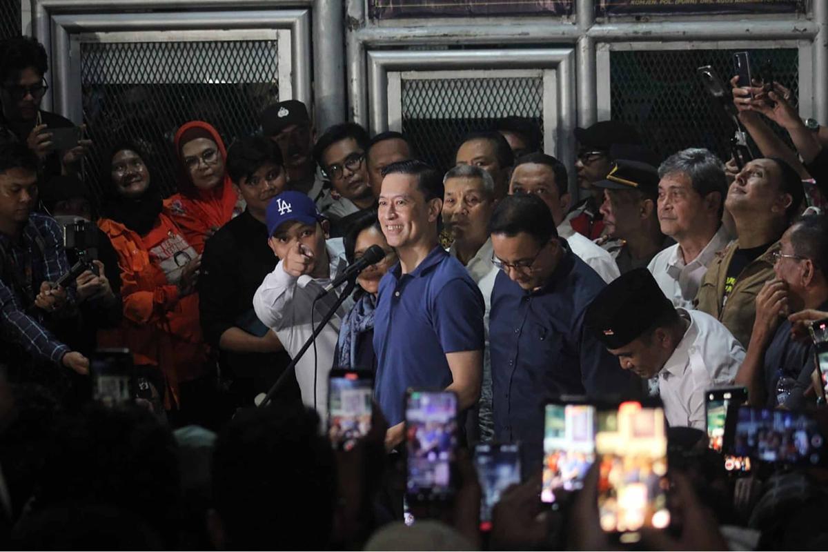 FOTO: Abolisi dari Presiden, Tom Lembong Resmi Tinggalkan Jeruji Besi