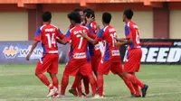 Pemain PSBI Blitar merayakan gol yang dicetak Kacung Khoirul Munif saat melawan Mojokerto Putro (28/5/2016) di Blitar. (Bola.com/Robby Firly)