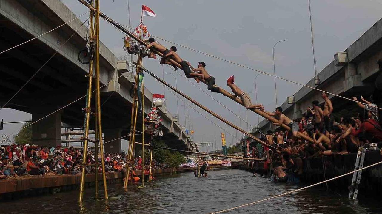 Perayaan HUT Kemerdekaan RI kembali dimeriahkan dengan lomba panjat pinang di aliran Kalimalang. Perlombaan unik ini diadakan oleh warga Warga RW 04, Kelurahan Cipinang Melayu, Kecamatan Makasar, Jakarta Timur, pada Sabtu (19/7/2023).