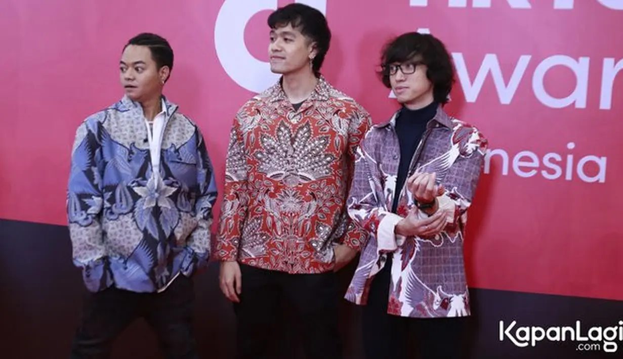 <p>Weird Genius tampil dengan batik dengan warna-warna cerah. [Foto: KapanLagi.com/Bayu Herdianto]</p>