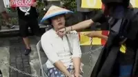 Mereka menggelar aksi teaterikal di depan Gedung Kementrian BUMN, Gambir, Jakarta Pusat Senin sore (Liputan 6 SCTV) 