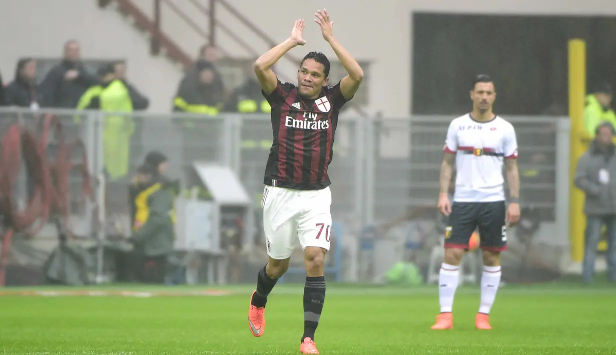 Pemain AC Milan, Carlos Bacca merayakan golnya ke gawang Genoa pada lanjutan Liga Italia Serie A pekan ke-25.  (AFP / Olivier Morin)