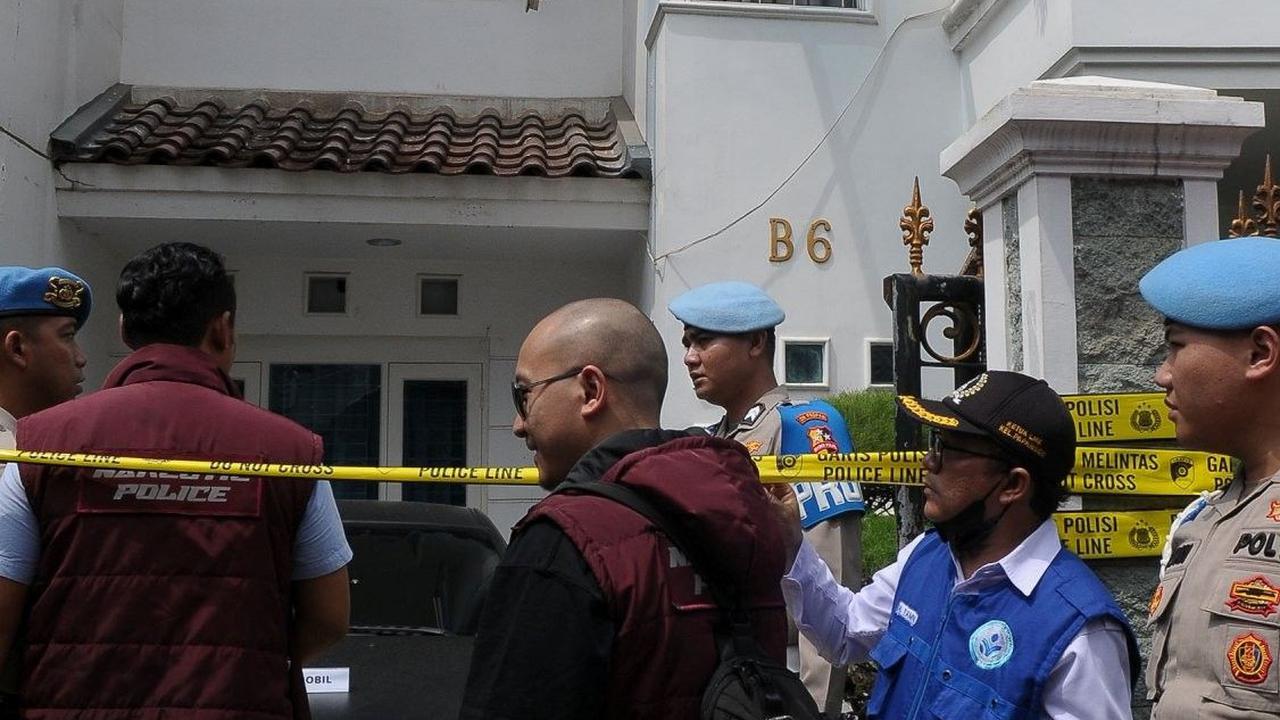 Laboratorium milik gembong narkoba Fredy Pratama yang berada di komplek perumahan mewah kawasan Sunter, Jakarta Utara saat digeledah oleh kepolisian.