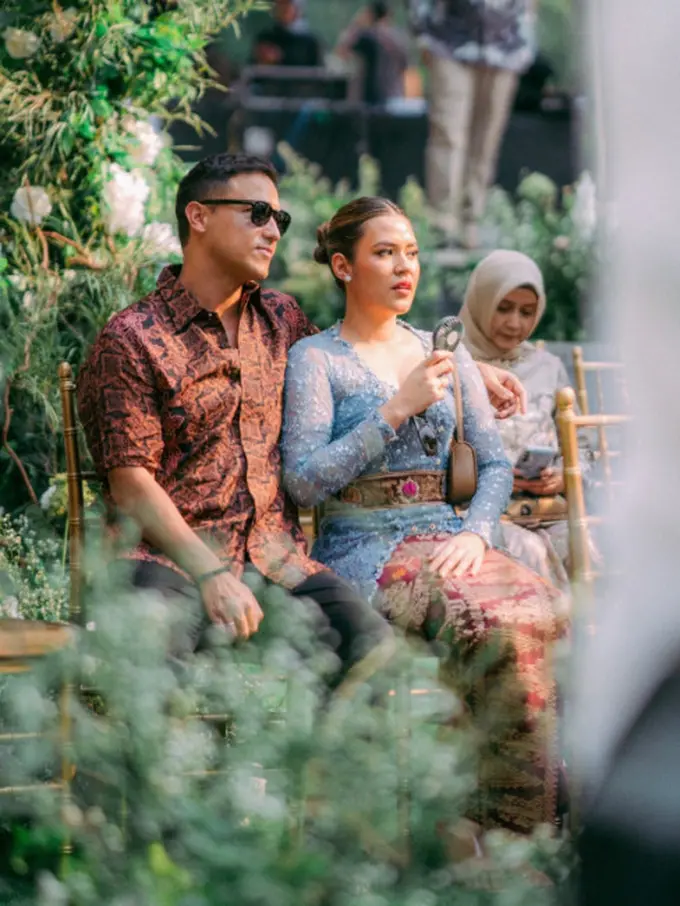 Raisa Andriana Tampilkan Pesona Ayu dengan Kebaya Bali dan Songket di Pernikahan Debi Sagita dan Marco Ivanos