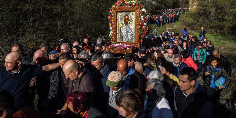 Melihat Prosesi Kristen Ortodoks Bulgaria di Hari Kedua Paskah