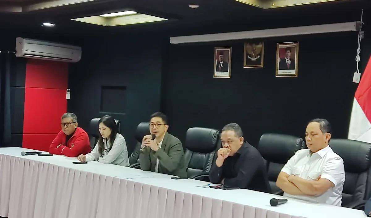 Soal restu Jokowi dengan kehadiran Andi Widjajanto, Hasto mengatakan, Arsjad Rasjid pun merupakan restu mantan gubernur DKI Jakarta itu.<br>