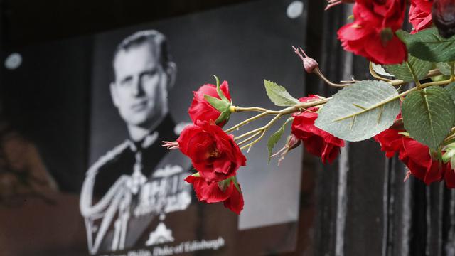 Bunga untuk Pangeran Philip di luar Kastil Windsor. (AP Photo/Frank Augstein)