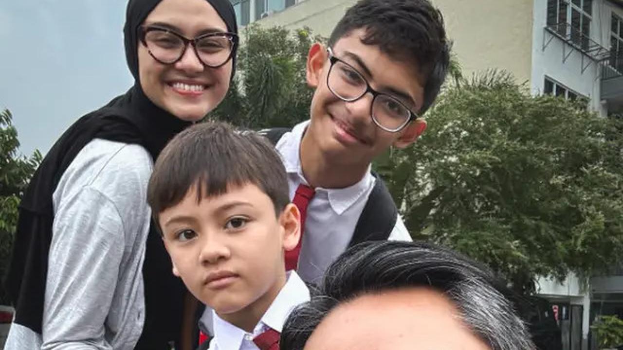 Gaya Zee Zee Shahab Antar Anak Sekolah di Hari Pertama Ajaran Baru, Kasual dan Nyaman