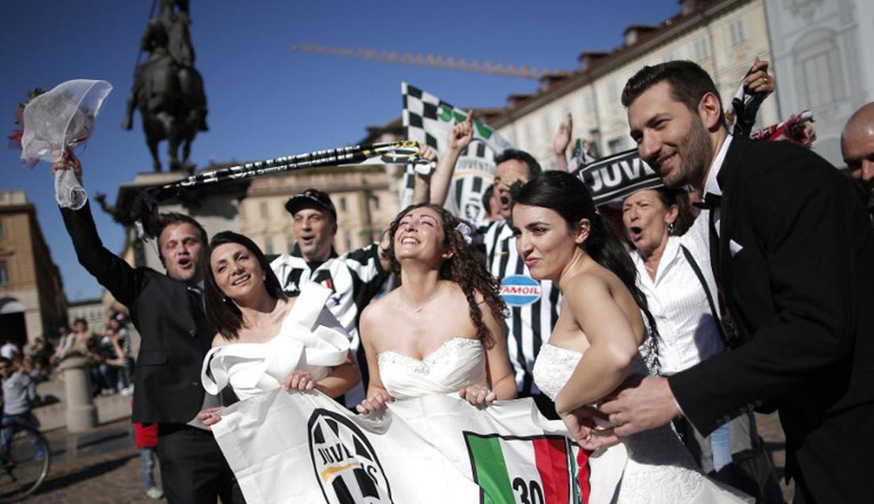 Para suporter wanita terlihat larut dalam perayaan gelar scudetto ke-30 yang berhasil diraih Juventus sepanjang bergulirnya Liga Italia Seri A, (4/5/2014). (AFP/Marco Bertorello)