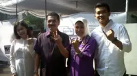 Nyoblos, Mendagri dan Istri Kompak Berbaju Ungu