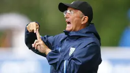 Pelatih West Brom, Tony Pulis memberikan arahan kepada anak asuhnya saat melakukan laga uji coba melawan PSG di  Schladming Athletic Area, Austria, (13/7/2016). PSG menang 2-1. (Action Images via Reuters/Dominic Ebenbichler)