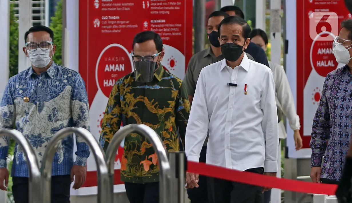 Presiden Joko Widodo (kedua kanan) didampingi Menteri Kesehatan Budi Gunadi Sadikin (kanan), Gubernur Jawa Barat Ridwan Kamil (kiri), dan Wali Kota Bogor Bima Arya (kedua kiri) saat meninjau vaksinasi COVID-19 di Stasiun Bogor, Jawa Barat, Kamis (17/6/2021). (Liputan6.com/Herman Zakharia)