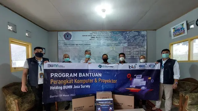 IDSurvey menyerahkan bantuan perangkat teknologi informasi komunikasi ke tiga sekolah di Banten
