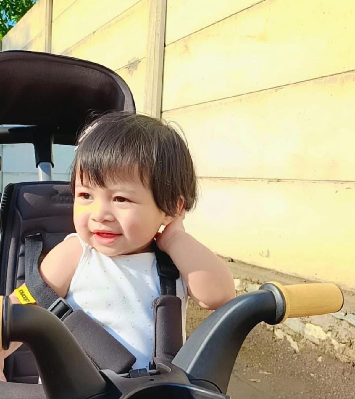 Dapat Julukan Si Pulen, Lily Pamer Pose Gemas yang Bikin Netizen Gemas!