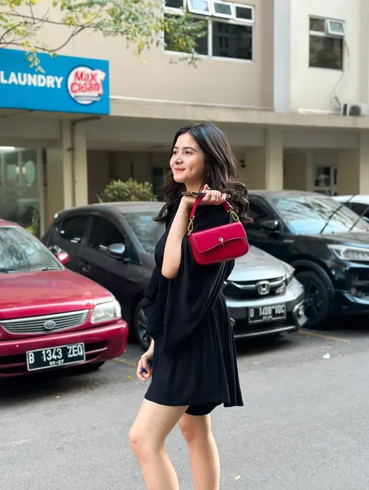 Potret memesona Bulan Sutena yang lainnya. Dengan outfit hitam, Bulan Sutena tak merias wajahnya berlebihan, ia tampak hanya mengenakan lipstik bernuansa merah muda. Foto: Instagram.