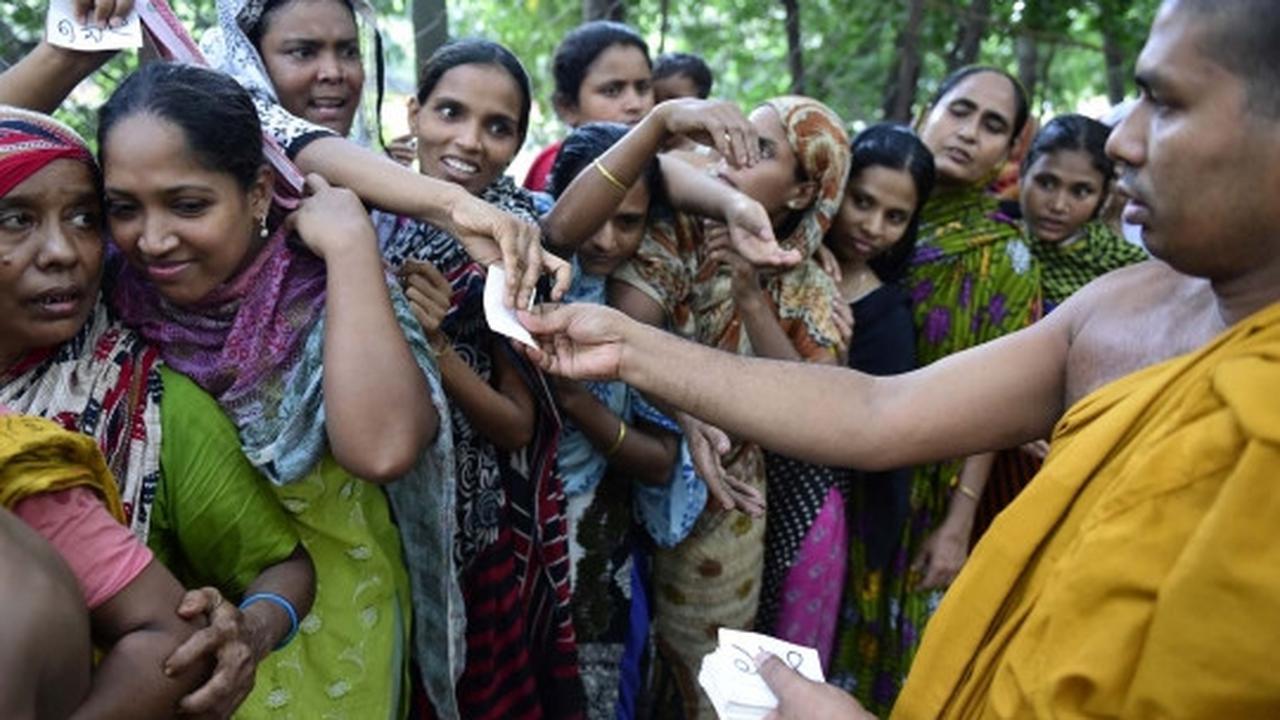 Momen langka, biksu di Bangladesh bagi-bagi takjil ke muslim