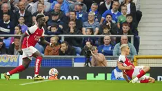 Penyerang Arsenal Leandro Trossard (kanan) berselebrasi setelah mencetak gol pembuka timnya ke gawang Everton pada pekan kelima Liga Inggris di stadion Goodison Park, Minggu (17/9/2023). (AP Photo/Jon Super)