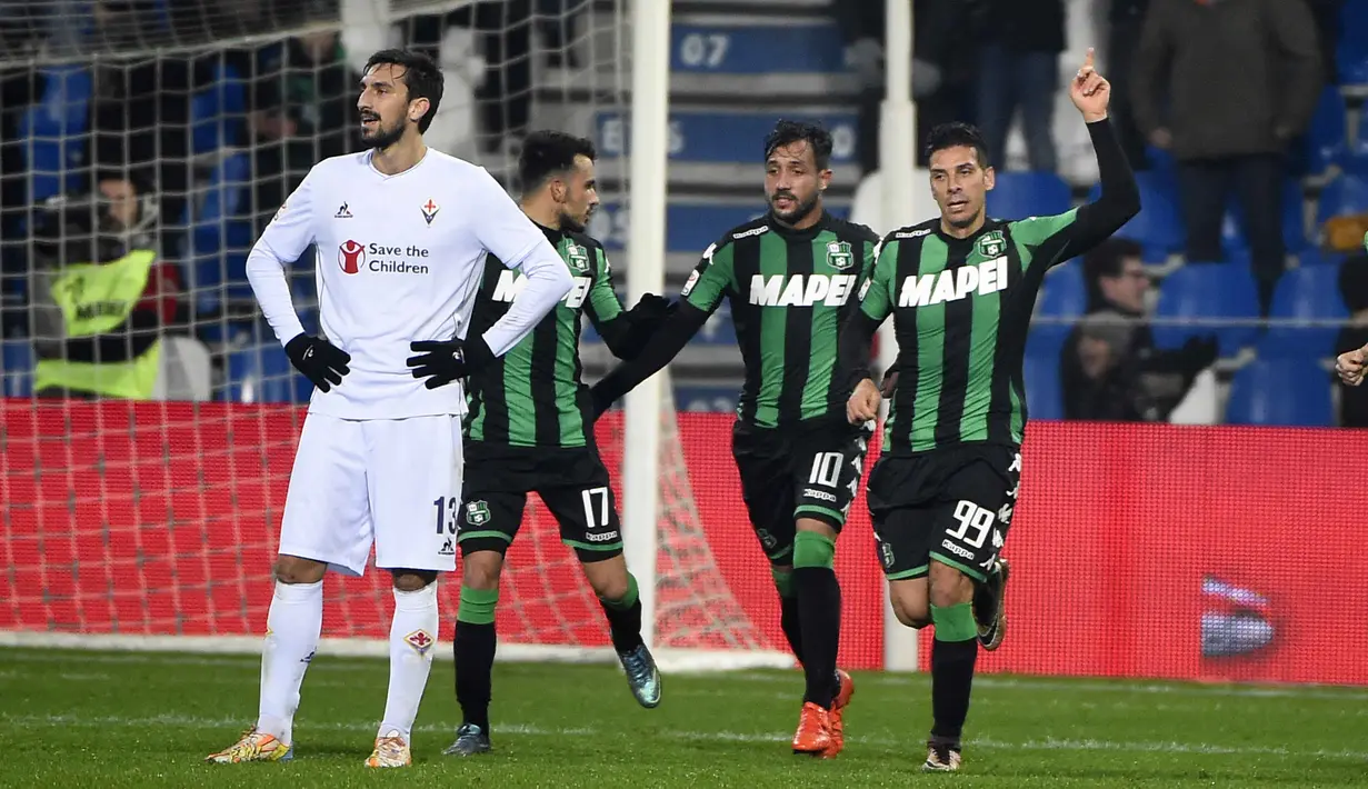Pemain Sassuolo, Sergio Floccari (kanan) merayakan golnya ke gawang Fiorentina pada lanjutan liga Italia Serie A di Stadion Mapei, Reggio Emilia, Selasa (01/12/2015). (AFP Photo/Olivier Morin)