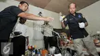 Petugas Labotarium Forensi (labfor) Polda Metro melakukan pengujian bahan yang diduga digunakan untuk membuat sabu, Jakarta, (25/7). Petugas menggerebek sebuah home industry yang dijadikan pabrik narkoba jenis sabu. (Liputan6.com/Yoppy Renato)