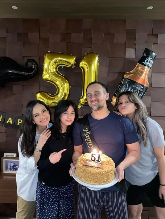 Dari pernikahannya, Ersa Mayori dan Otto Djauhari dikaruniai dua anak perempuan, Aiska Vairana yang berusia 19 tahun dan Tallula Malaika yang berusia 15 tahun. [Instagram/ersamayori]