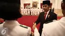 Presiden Jokowi memberikan selamat usai upacara Pengukuhan Paskibraka di Istana Negara, Jakarta, Senin (15/8). Sebanyak 68 paskibraka dikukuhkan oleh Presiden yang telah melewati seleksi dari seluruh daerah di Indonesia. (Liputan6.com/Faizal Fanani)