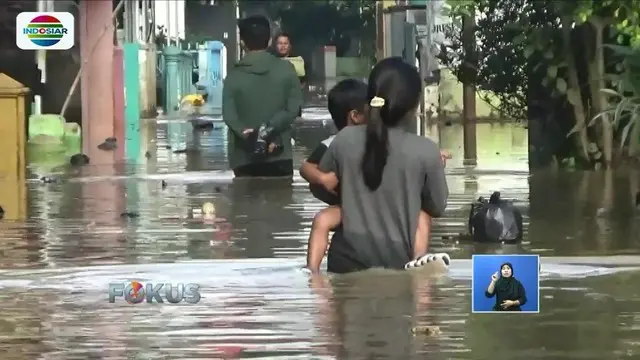 Waspada penyakit saat banjir. Hujan deras mengakibatkan banjir yang merendam permukiman dan jalan di sejumlah daerah.