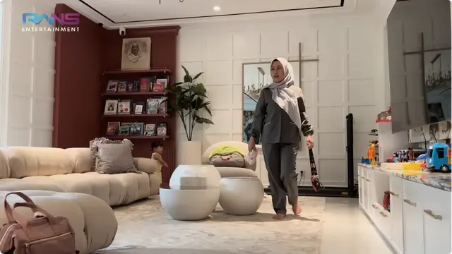 Potret Ruang Keluarga Rumah Raffi Ahmad (YouTube Rans Entertainment)