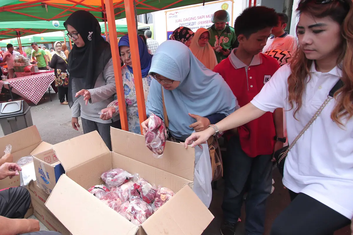 Warga Jakarta Serbu Oprasai Pasar Daging Murah