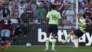 Gol pertama Haaland dicetak dari titik penalti usai sang pemain dilanggar oleh kiper West Ham, Alphonse Areola di dalam kotak terlarang. Ia sukses melesatkan bola ke sisi kiri gawang lawan. (AP/Frank Augstein)