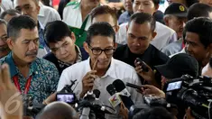 Cawagub DKI Jakarta, Sandiaga Uno menjajal siwak yang dibelinya dari salah satu pedagang ITC Mangga Dua, Jakarta Utara, Kamis (3/11). Di sana, Sandiaga berkeliling untuk menyapa dan berdialog dengan pedagang serta pengunjung. (Liputan6.com/Gempur M Surya)