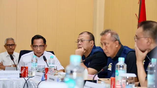 Menteri Dalam Negeri (Mendagri) Muhammad Tito Karnavian saat Rapat Satuan Tugas (Satgas) Pemulihan Pascabencana di Kota Banda Aceh, Aceh, Selasa (30/12/2025).